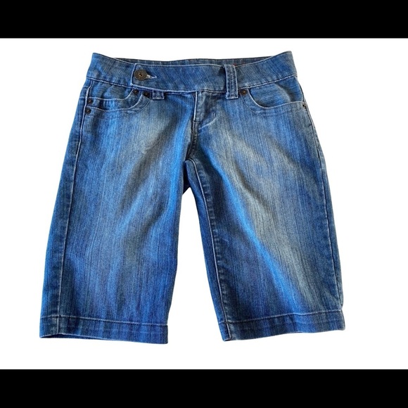 Guess Jeans Medium Wash Blue Denim with Light Fading Jean Shorts Women’s Size 26 - Picture 1 of 7